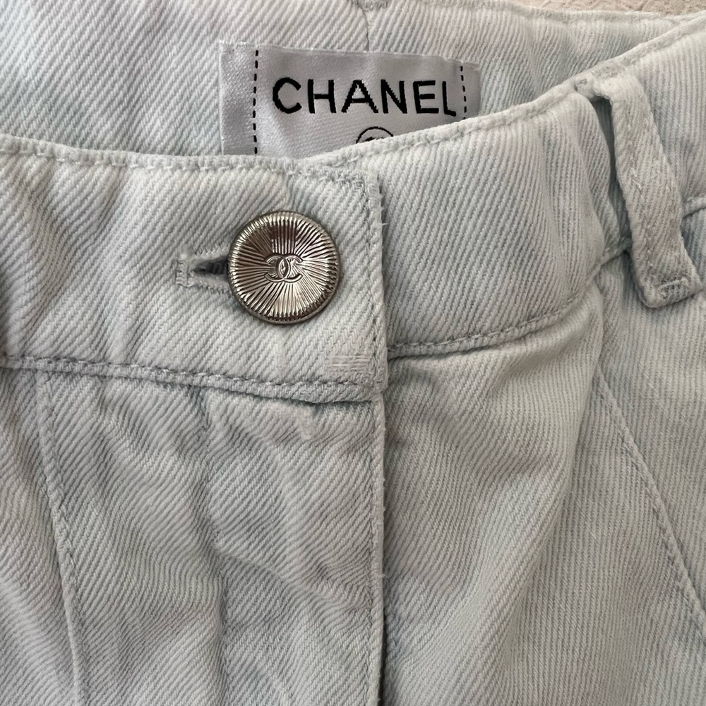 CHANEL High Rise Pleated Tapered Barrel Leg Jeans Light Wash Denim Size 34 US 2